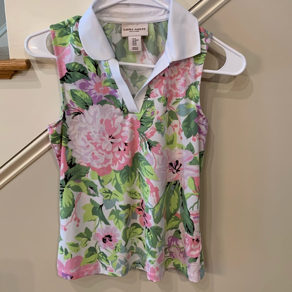 Sleeveless Laura Ashley XS golf blouse in new condition